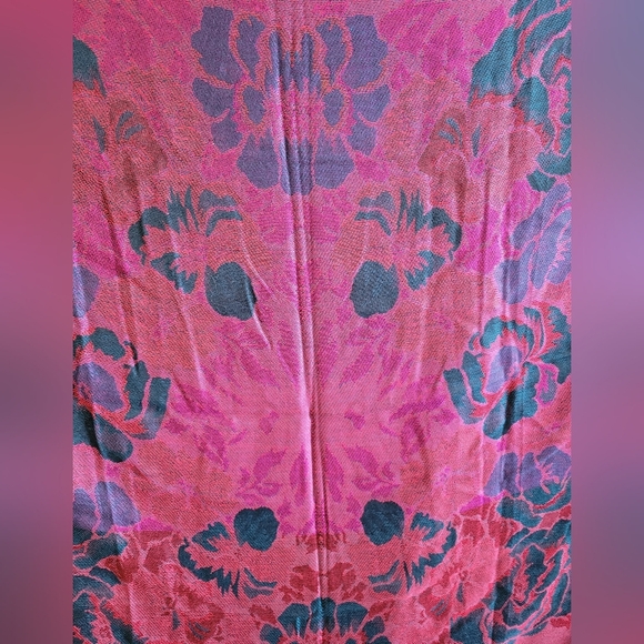 Vintage Shawl Reversible Black Red Scarf Tablecloth Stole Vibrant Fringes - Picture 5 of 10